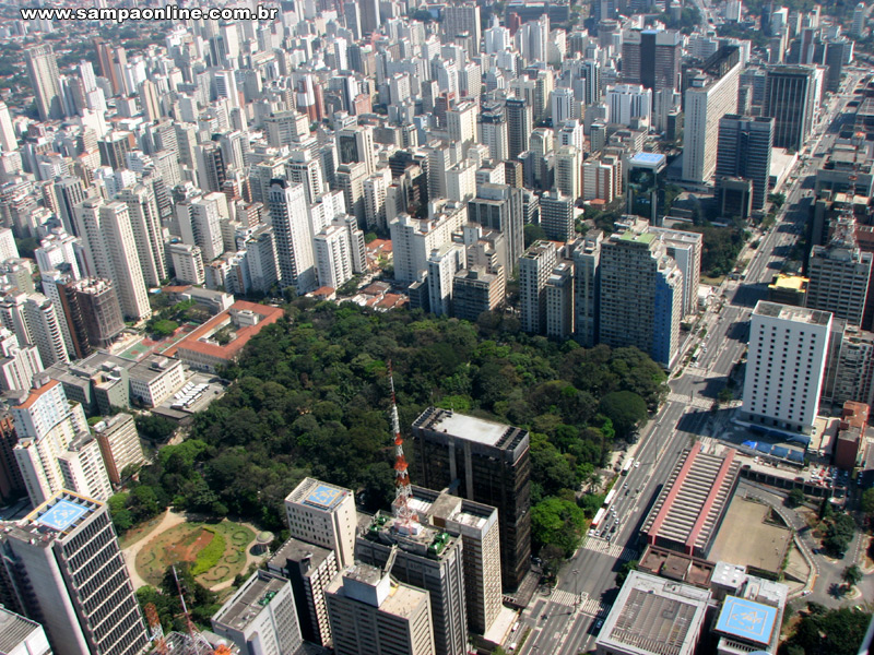 Avenida Paulista, altura do Parque Trianon