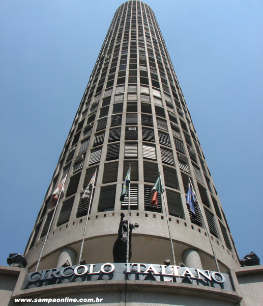 Circolo Italiano na esquina das Avenidas Ipiraga com São Luis, perto da Praça da República . No topo, o Terraço Itália