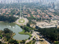 Parque do Ibirapuera, com o Monumento s Bandeiras no centro