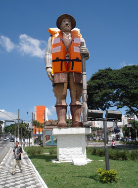 Thor capixaba? Salva-vidas gato de Guarapari faz sucesso como