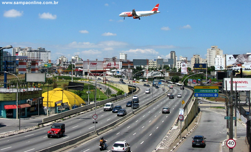 Av. Washington Luis, altura do Aeroporto de Congonhas, olhando sentido sul