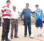 Kassab, acompanhado do vereador Mario Dias e de alunos do Magister e Certus, d o pontap inicial na partida que inaugurou a quadra poliesportiva
